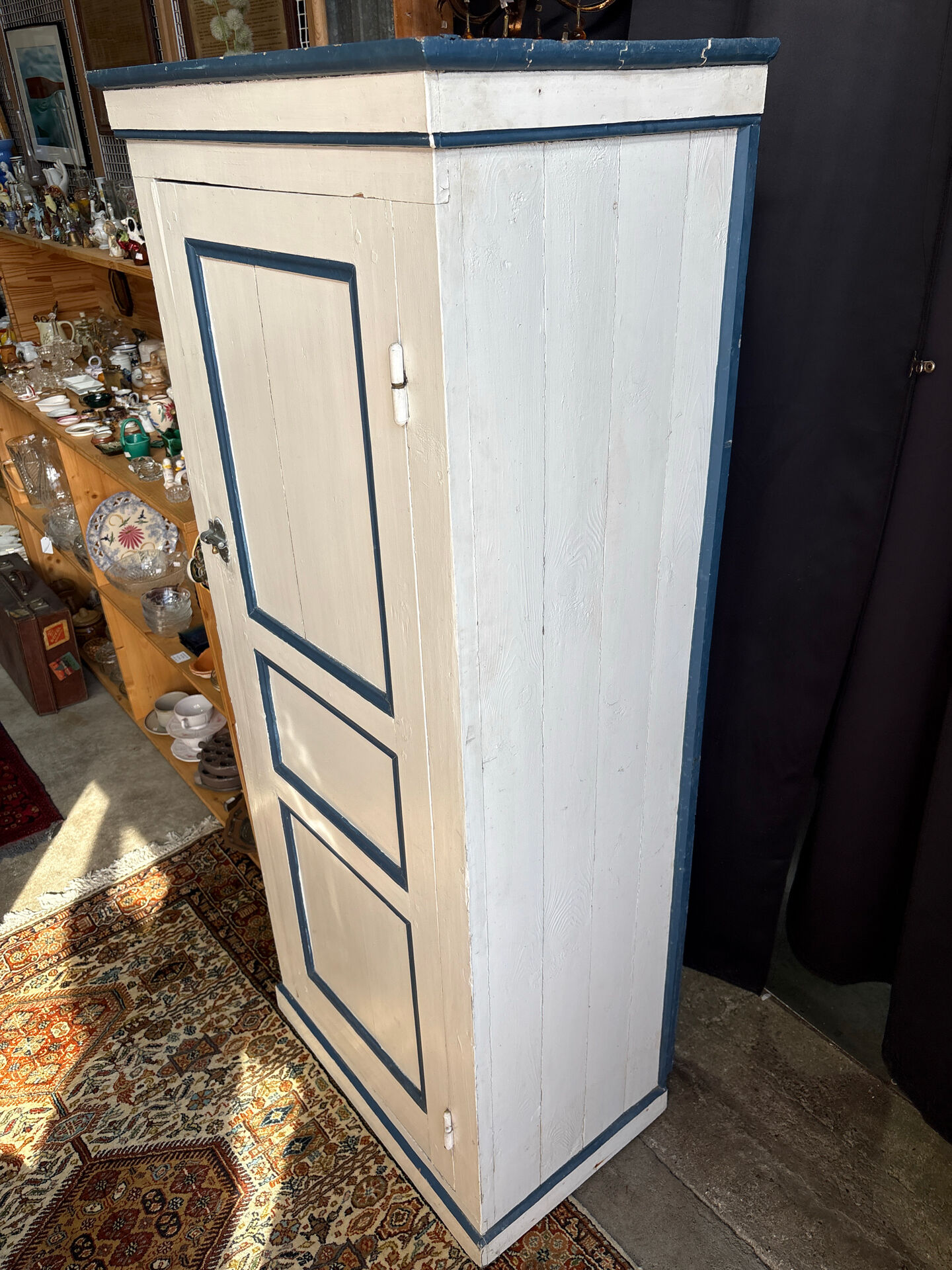 Antique bonnetière in cream and blue painted wood – in its original condition.