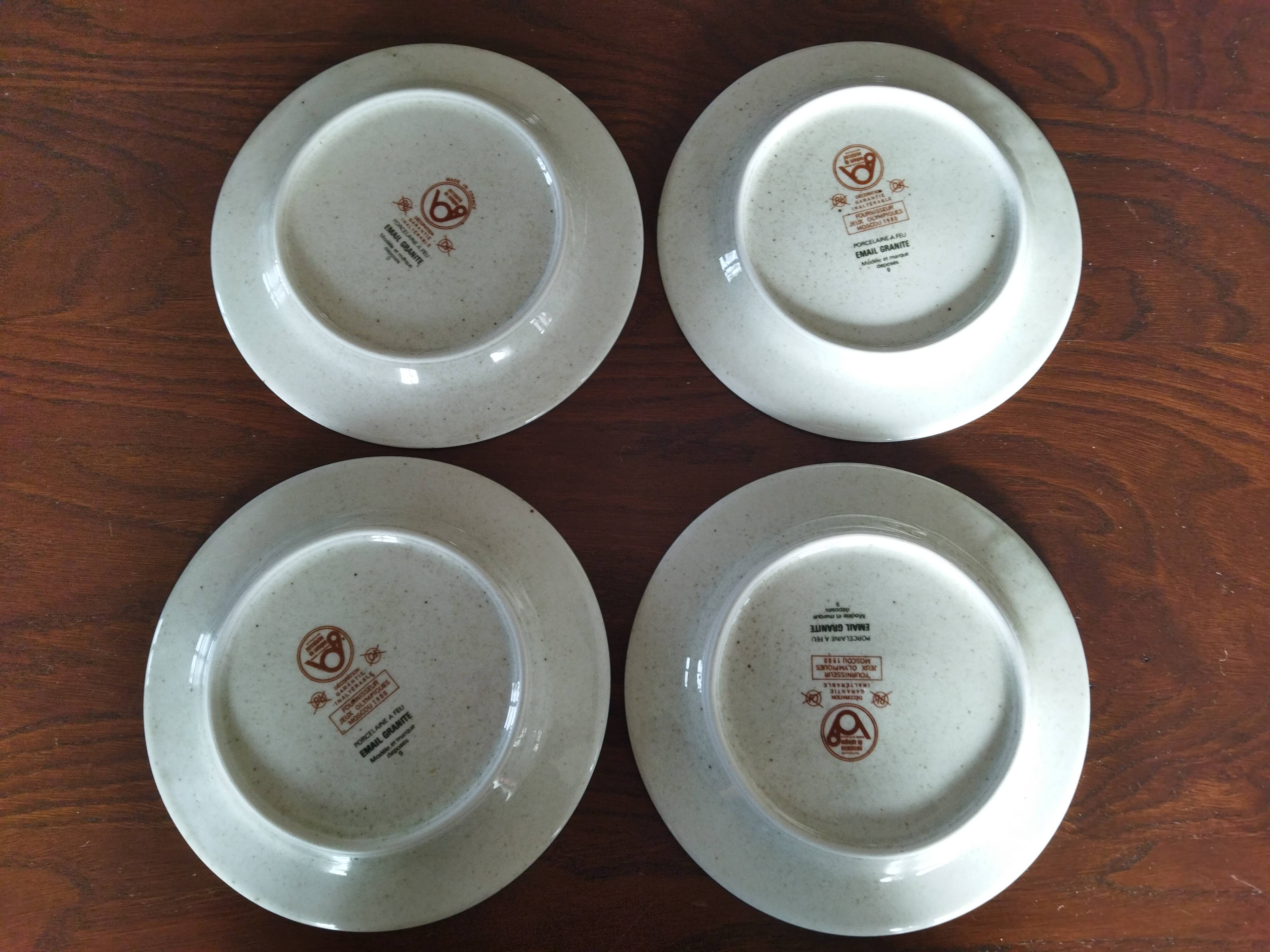 9 assiettes à dessert en porcelaine de Sologne