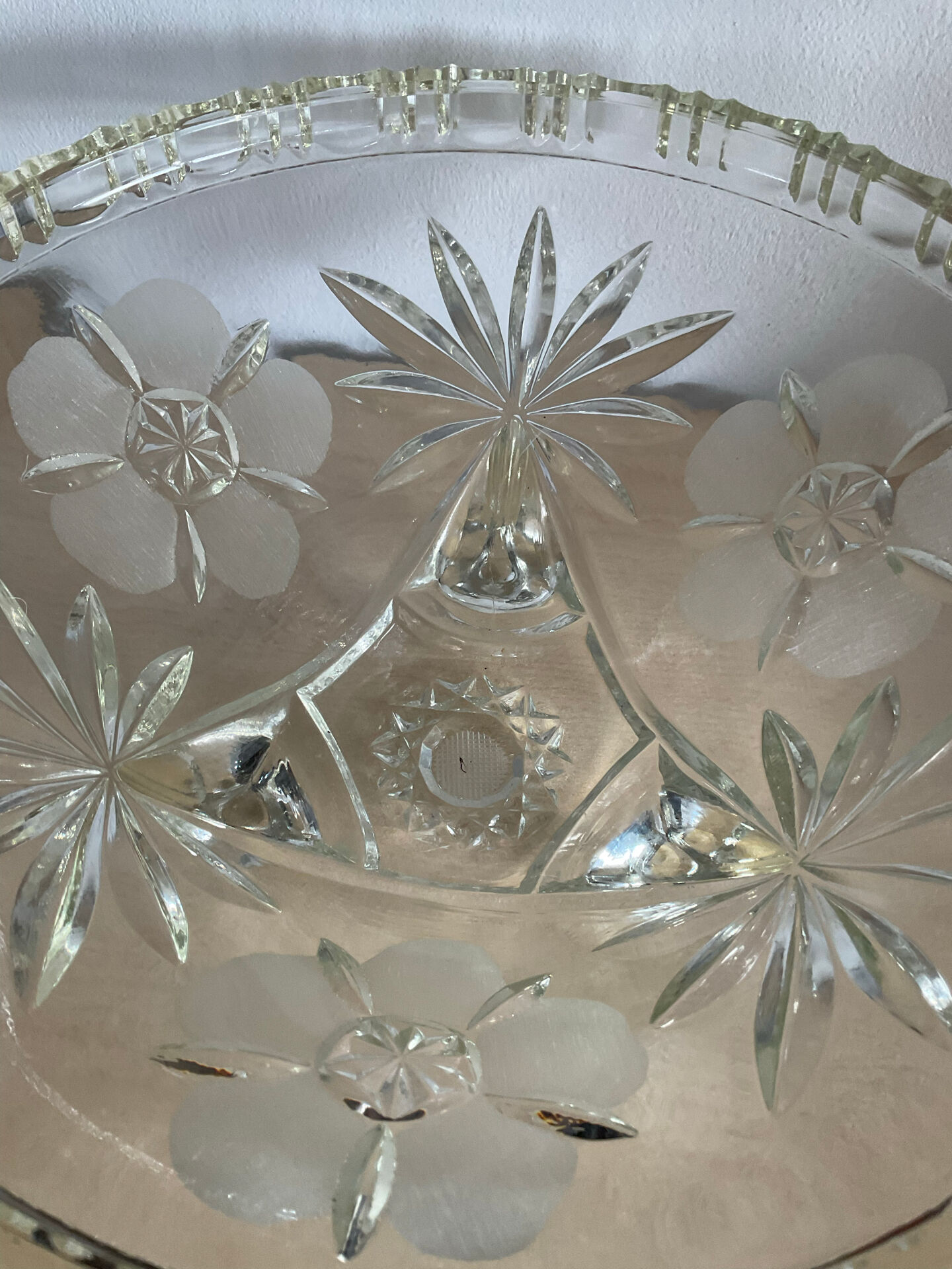 Art Deco tripod bowl in engraved glass
