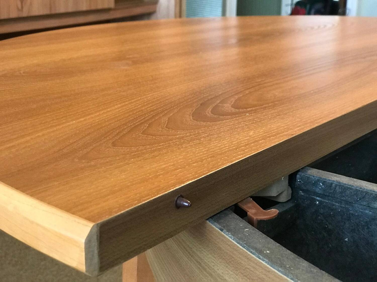 https://letabliquiberon.fr/products/table-ronde-vintage-4-chaises