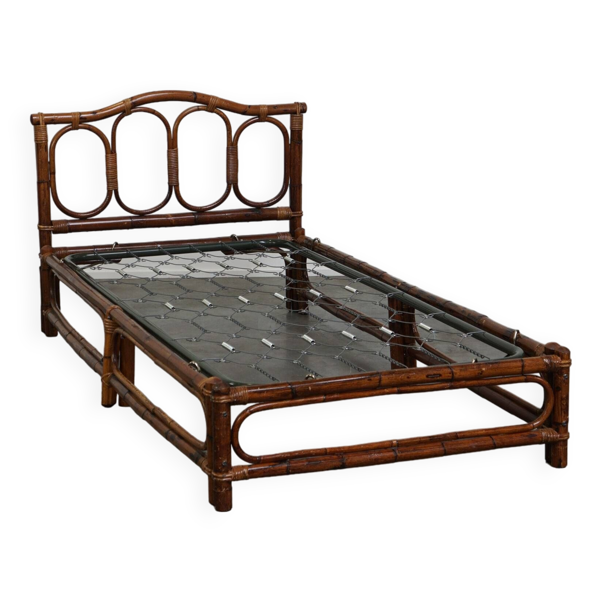 Vintage bamboo/rattan manou bed from the 70s with original spiral base