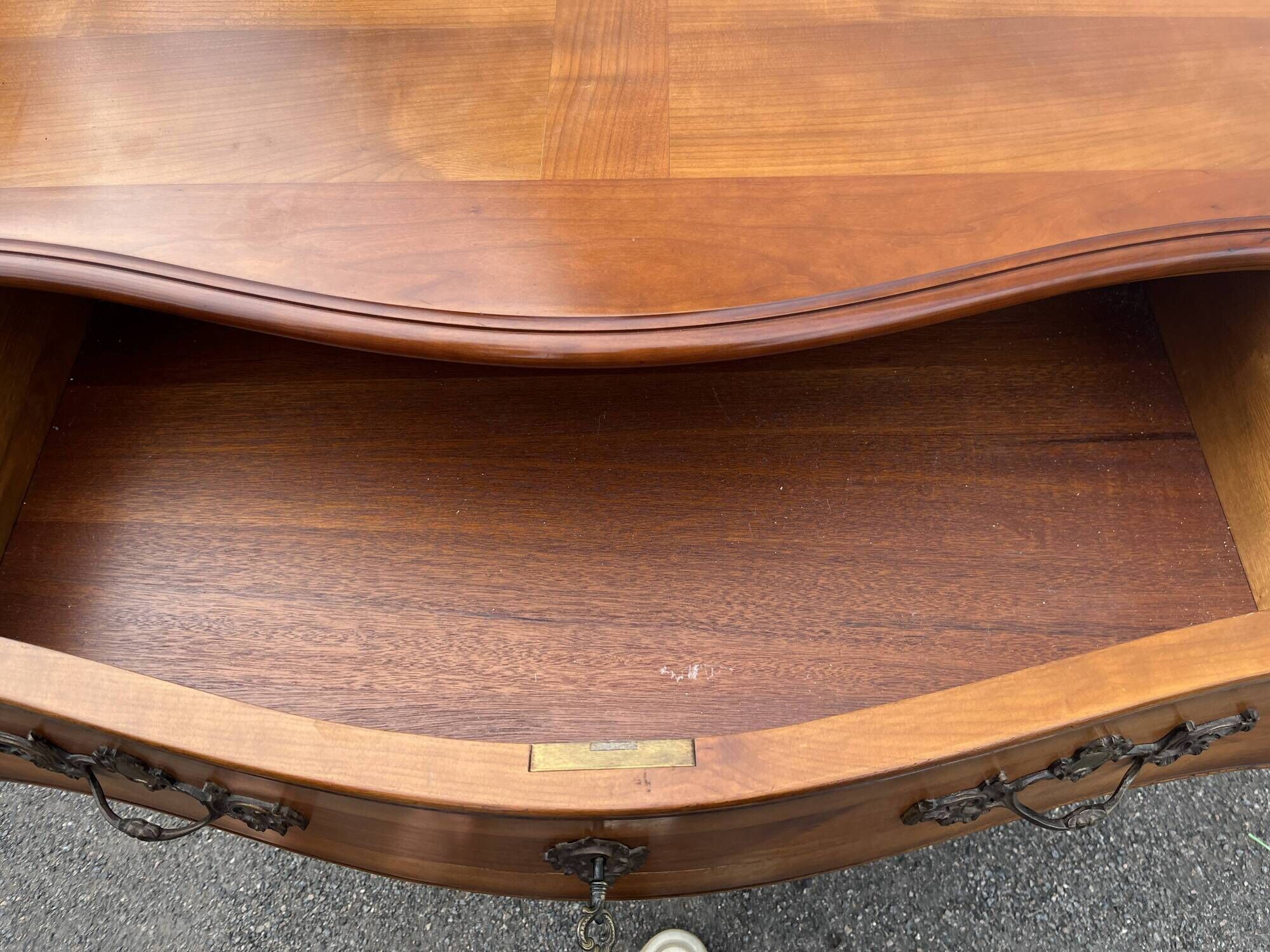 Commode ancienne de style Louis XV en bois - Commode sauteuse galbée avec b