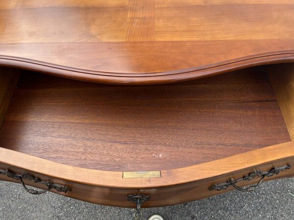 Commode ancienne de style Louis XV en bois - Commode sauteuse galbée avec b