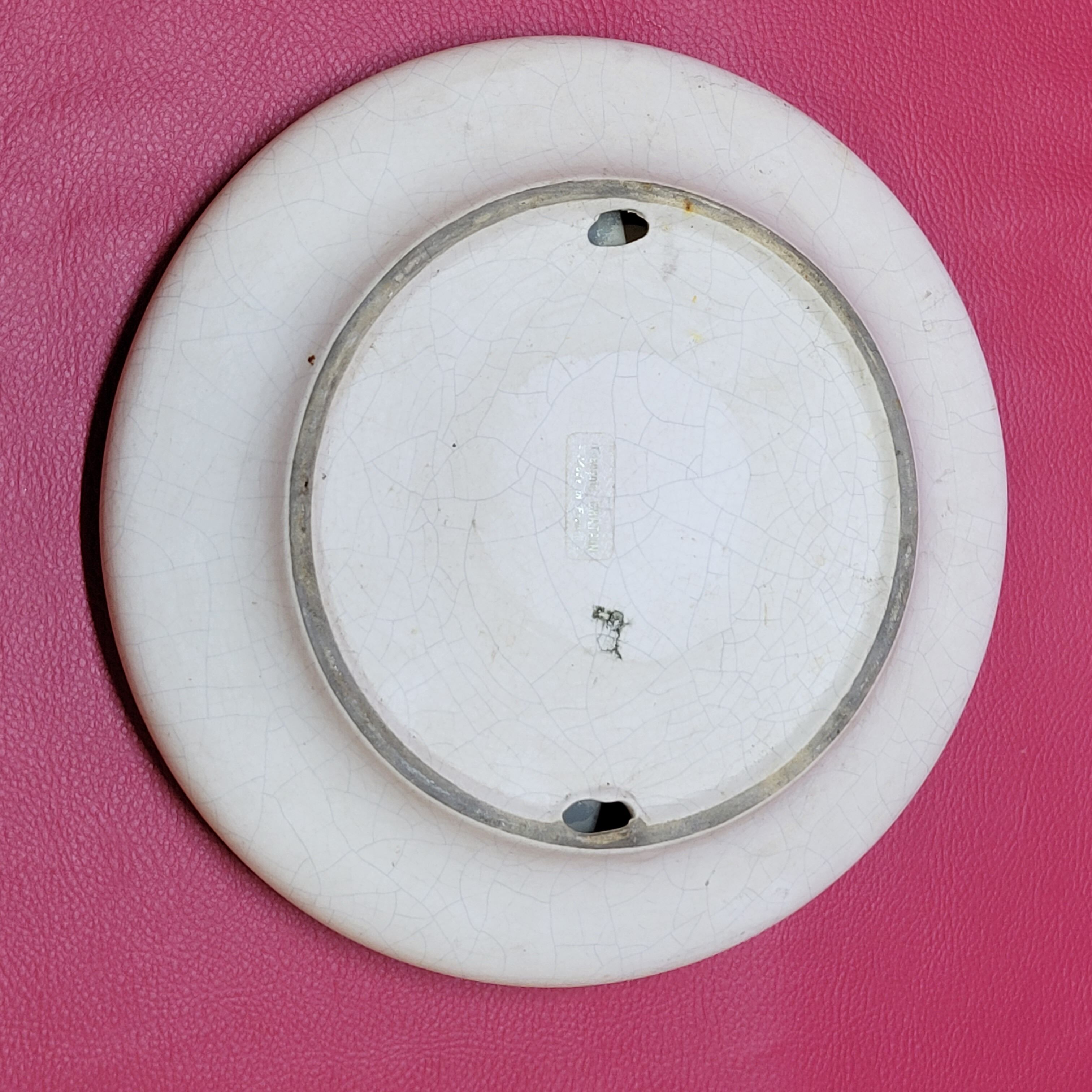 Empty white pocket in cracked ceramic matte François Chatain cup plate