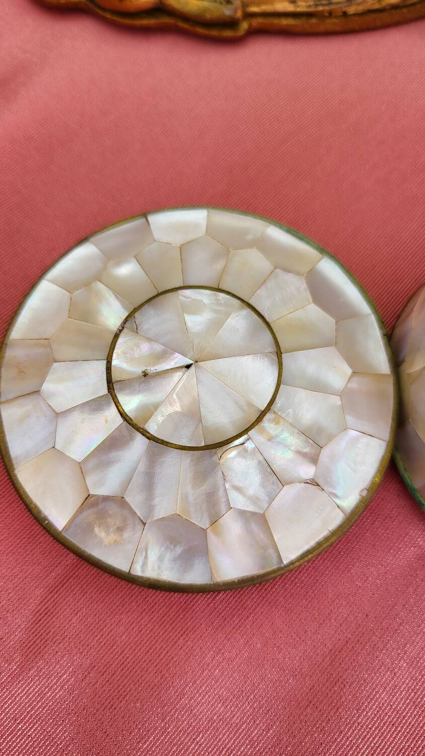 Boîte ancienne ronde en laiton et nacre à décor géométrique