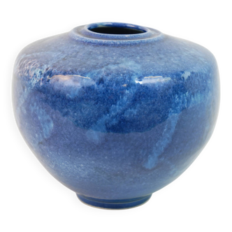 vase bleu en céramique émaillée