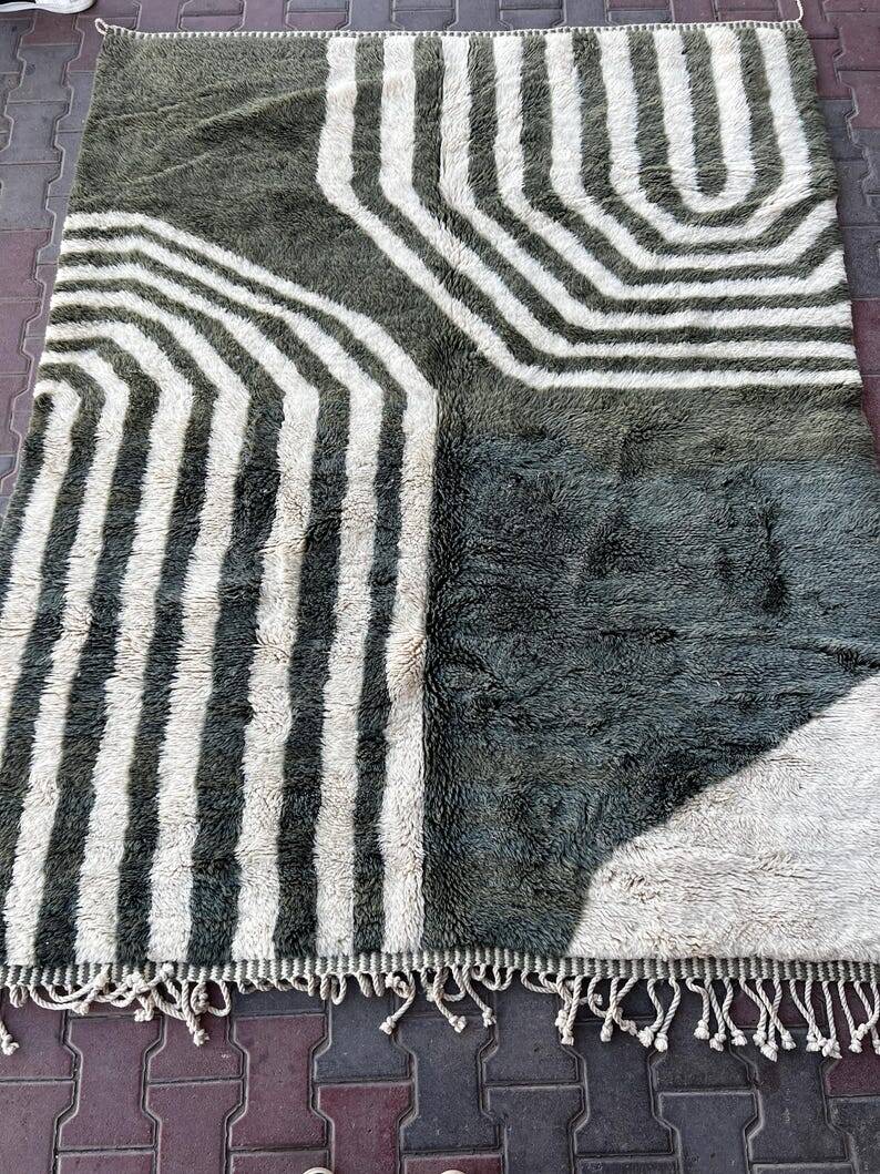Off-white Moroccan rug with geometric patterns, 160cm x 260cm
