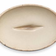 Grande terrine alsacienne de Soufflenheim bleue à décor de cigognes – 41 cm