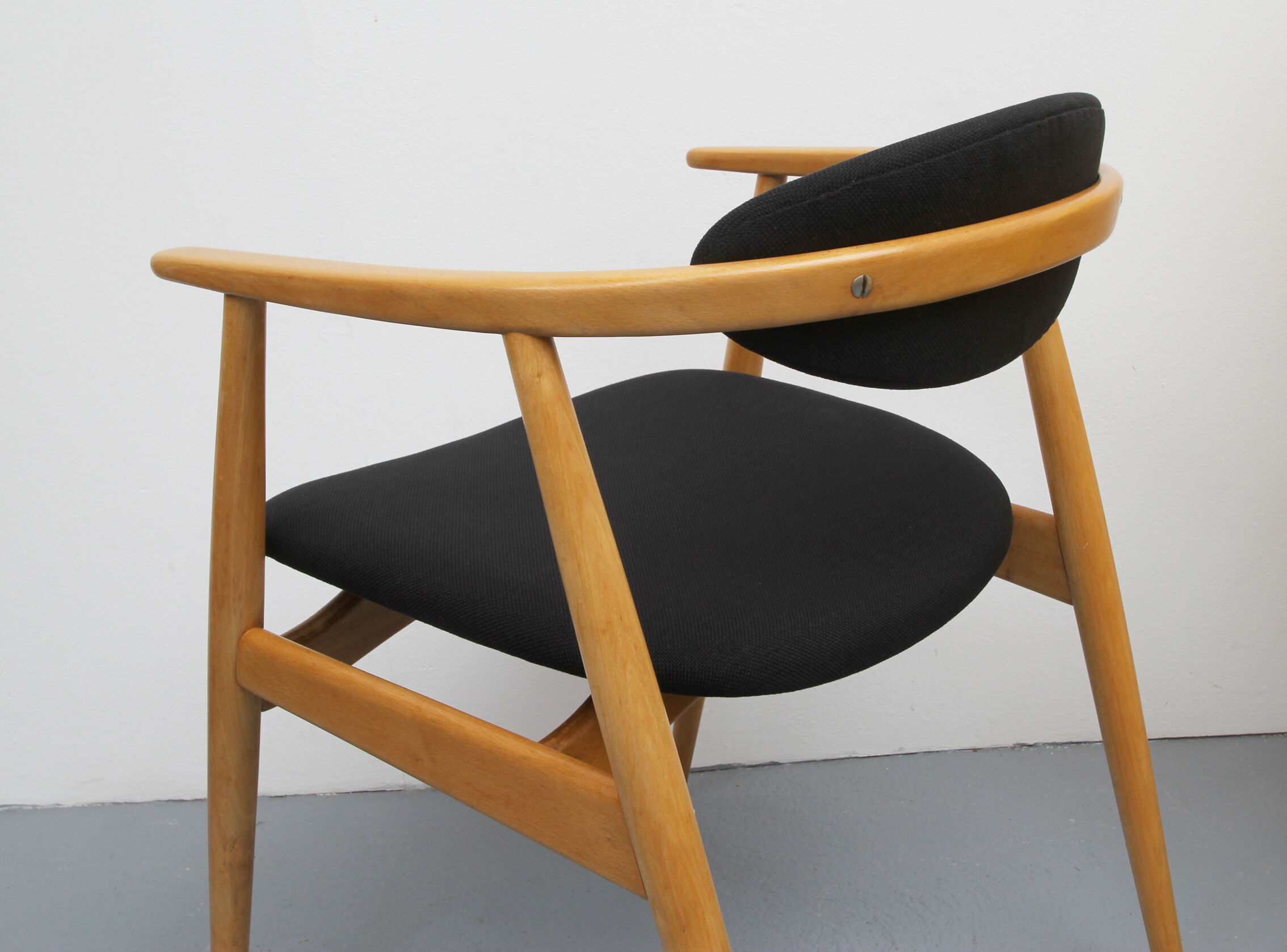 Fauteuil des années 1960 noir en hêtre