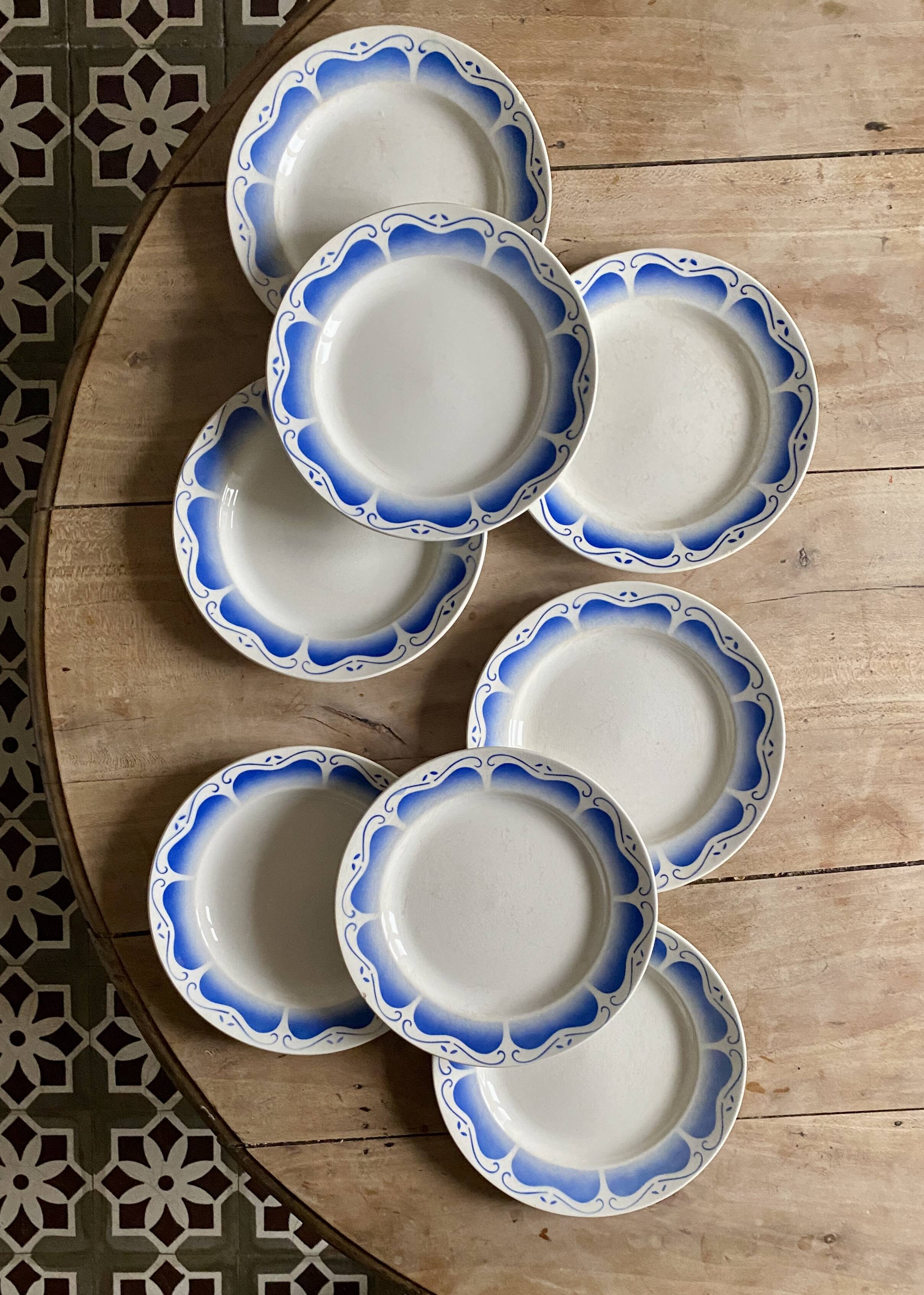 Set of 8 vintage dinner plates