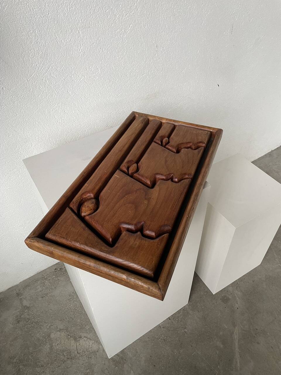 Bas relief cadre bois motifs visages