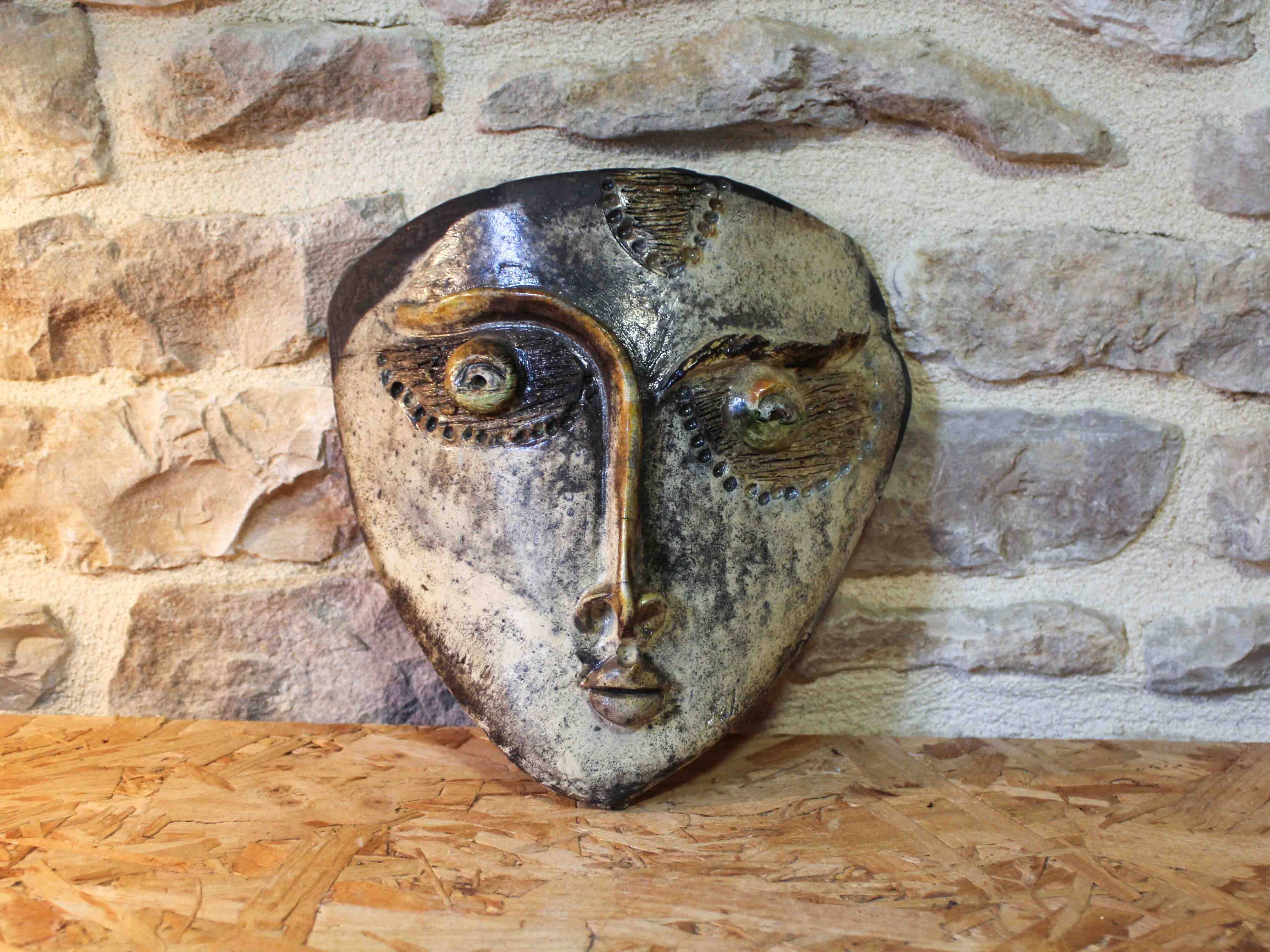 Masque décoratif en raku
