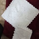 2 housses de coussin brodées et crochetées