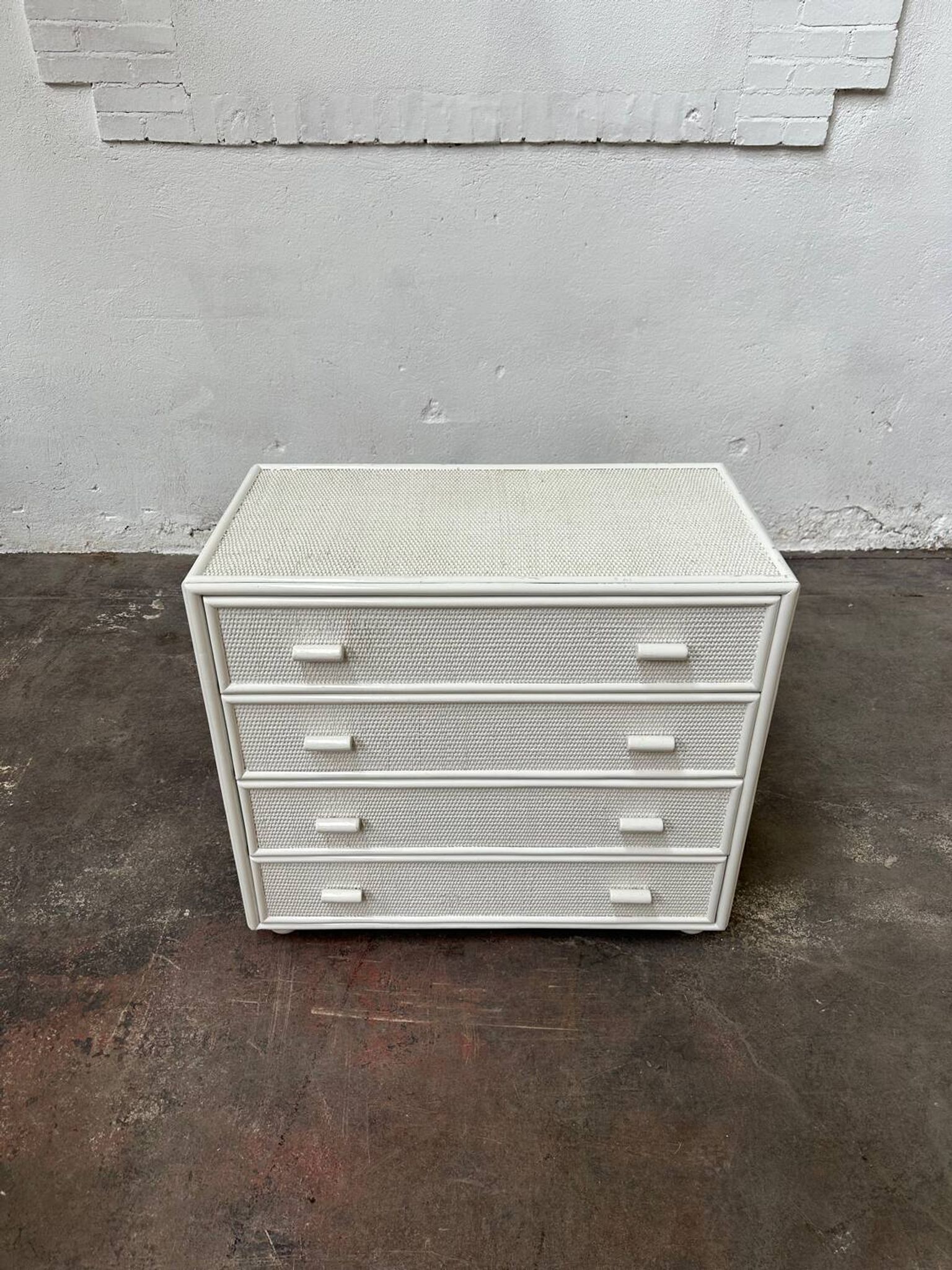 Commode en rotin blanc