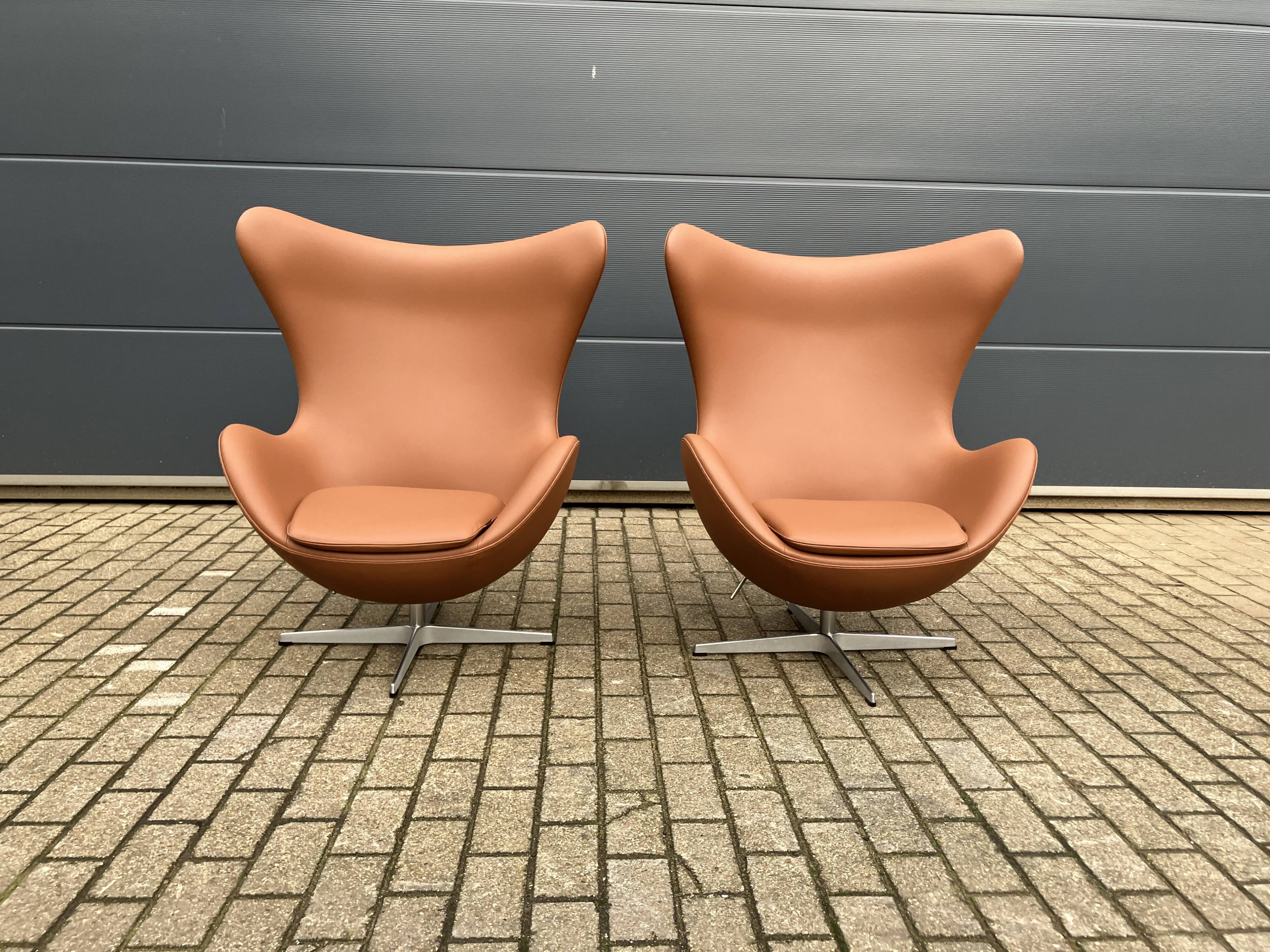 2x Fritz Hansen Egg chair by Arne Jacobsen in Cognac leather, new condition!