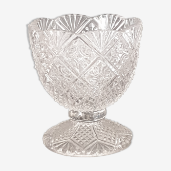 Coquetier ancien en verre moulé portieux