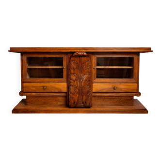 Enfilade / display cabinet from the Art Deco period in carved walnut.