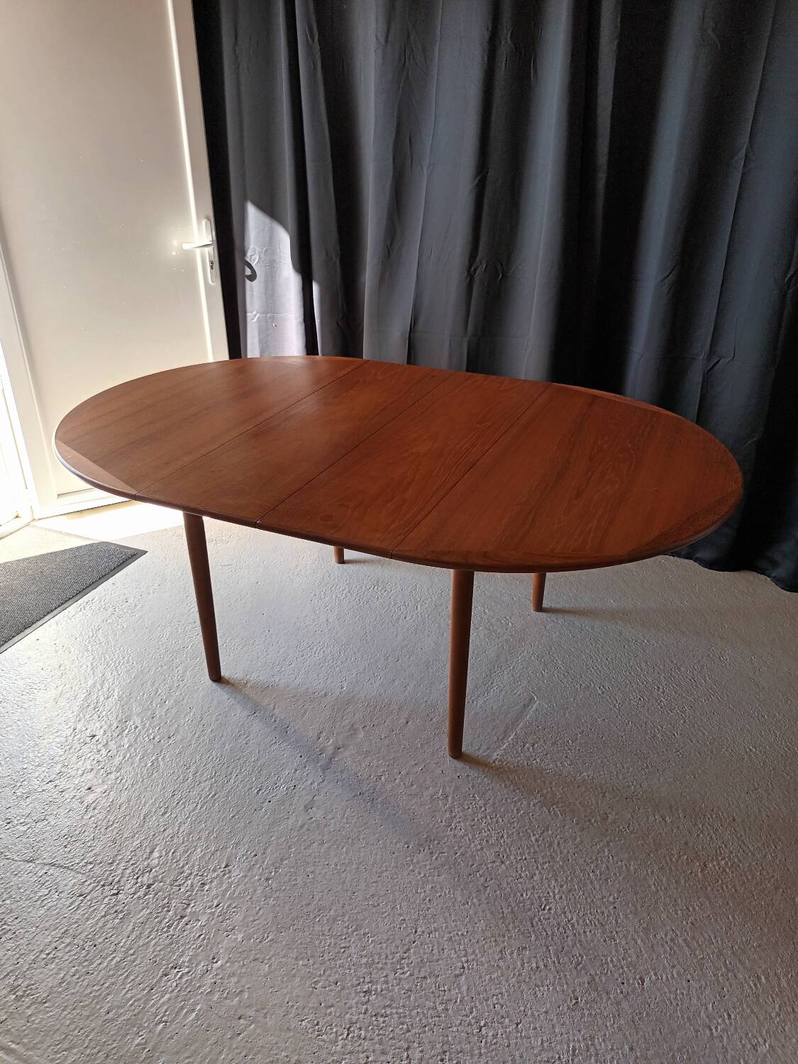 Scandinavian round table