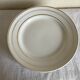 Set of 8 modernist flat plates in fine earthenware with pure gold trim, 1930.