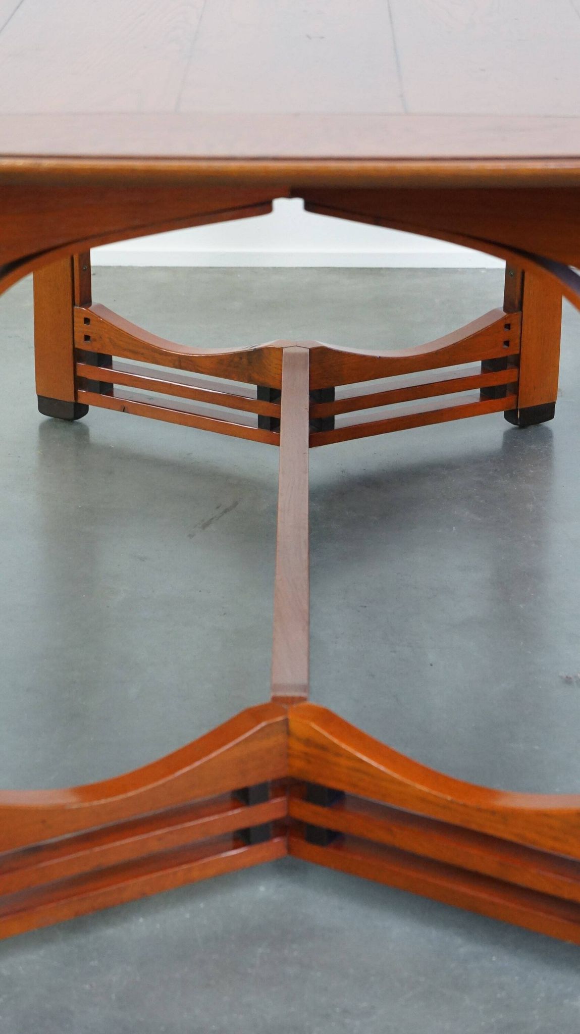 4 to 6-person Art Nouveau design dining table by Schuitema