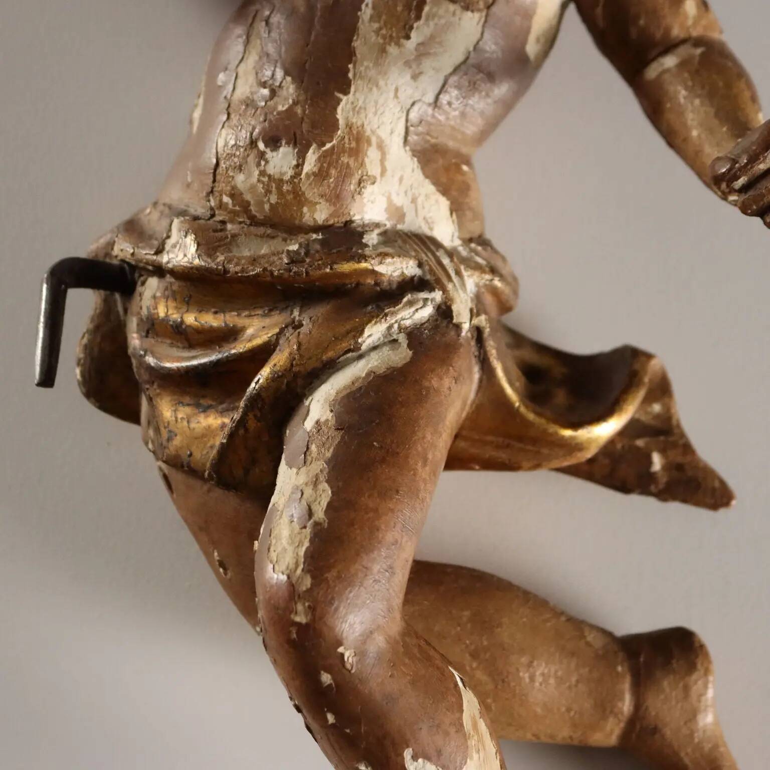 Pair of ancient cherubs in carved lacquered and gilded wood, Italy, 18th century.
