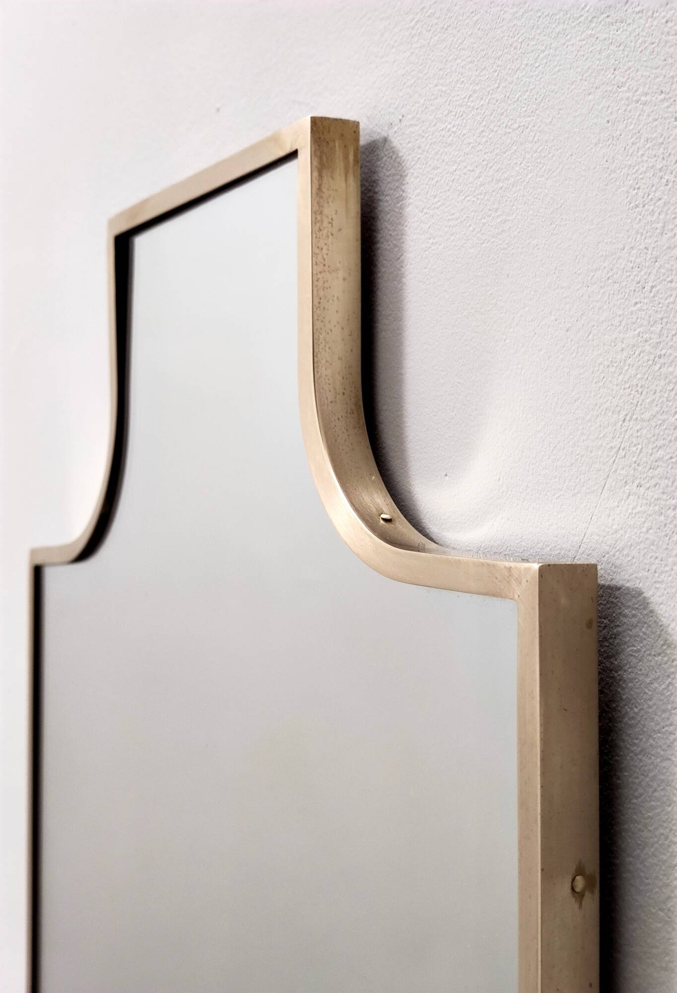 Miroir mural en forme de bouclier avec cadre en laiton, Italie