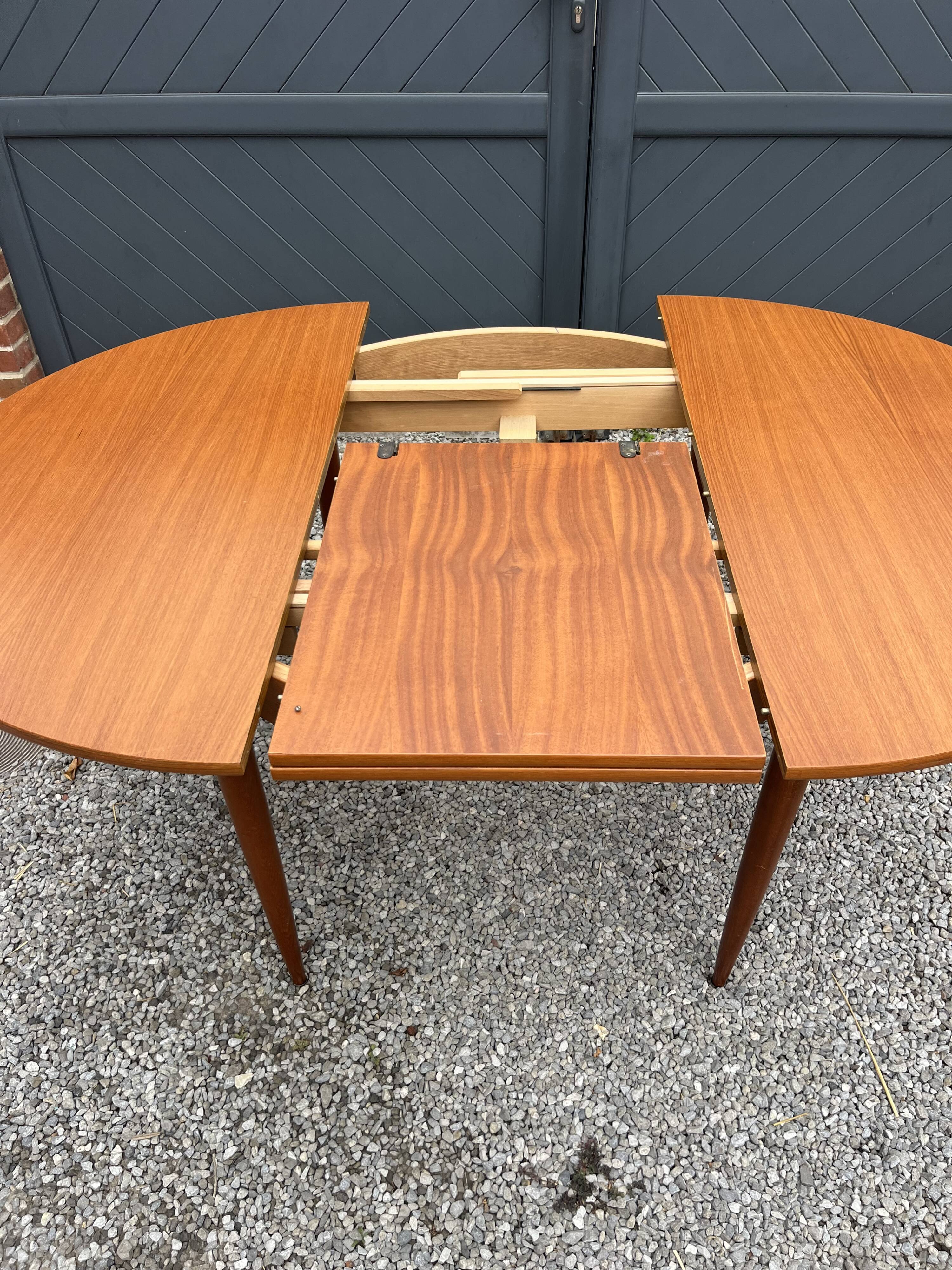 Table ronde en teck extensible design scandinave