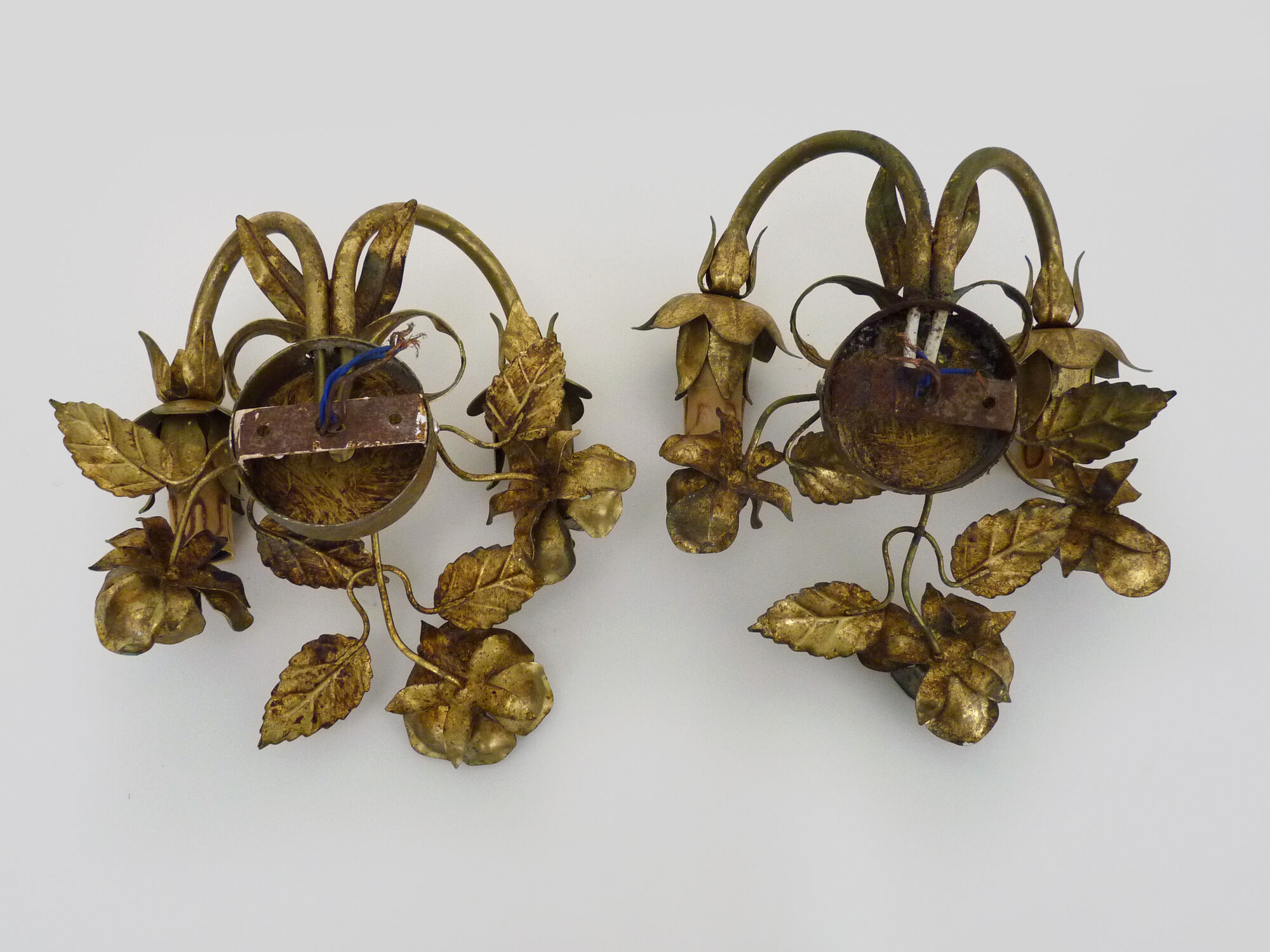 Pair of gilded metal sconces decorated with flowers and foliage. Year 60