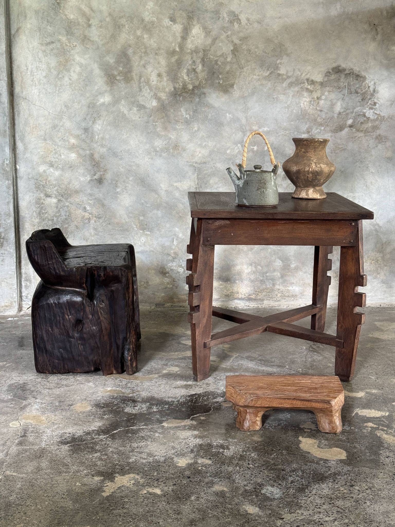 Coffee table, petite table basse indonésienne ancienne moderniste en teck