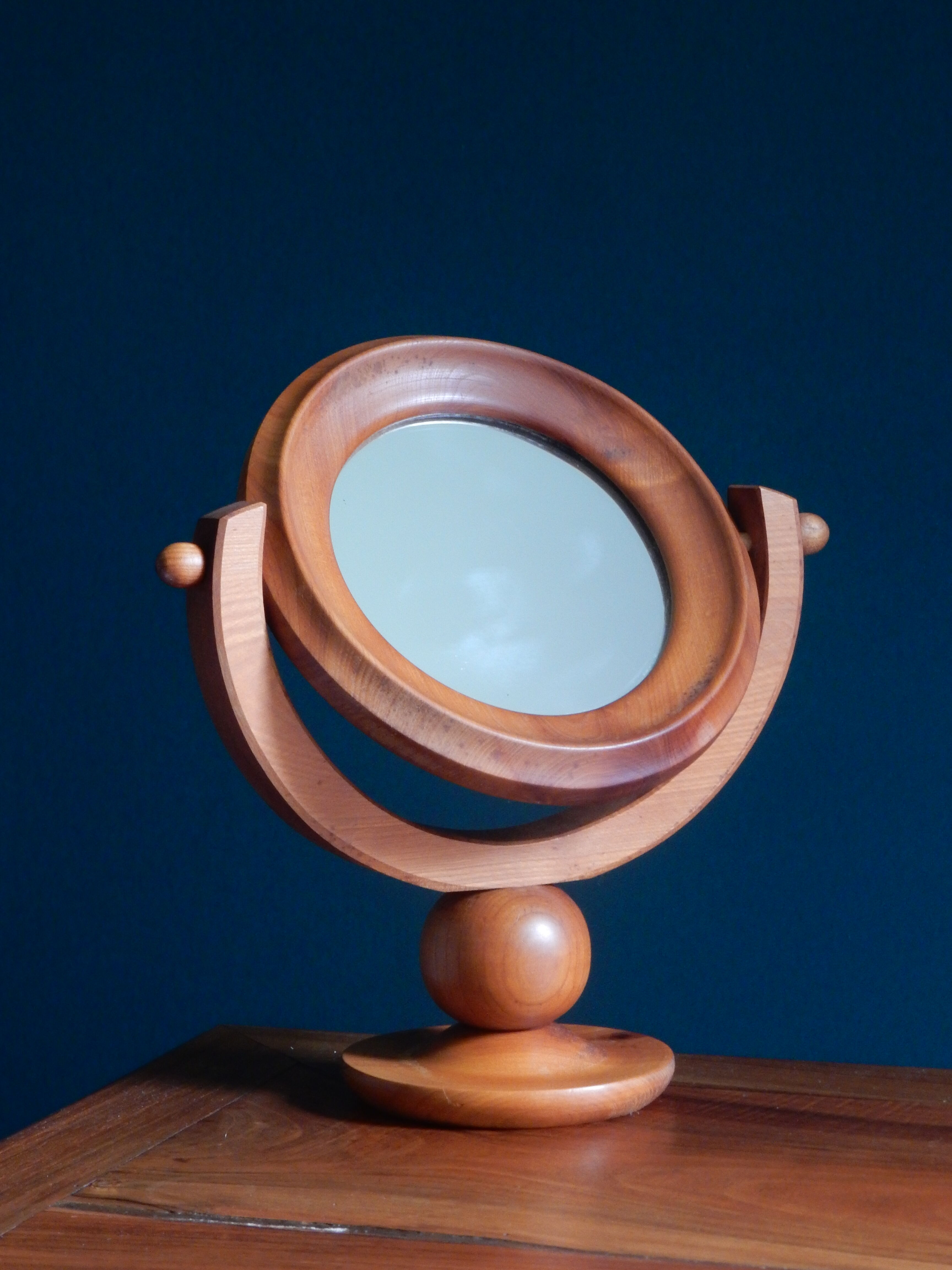 Round mirror psyche of wooden table