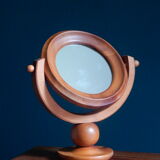 Round mirror psyche of wooden table