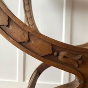 Fauteuil Dagobert en bois sculpté