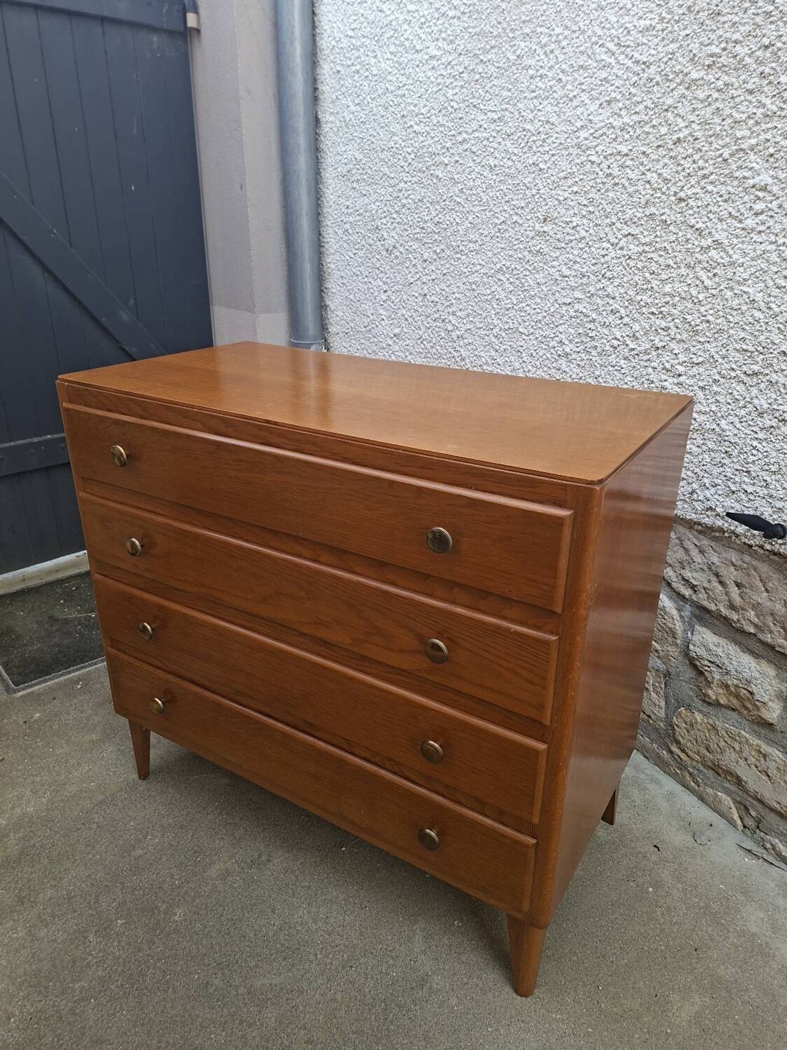 Vintage chest of drawers with tapered legs, 1950s design, 4 drawers.