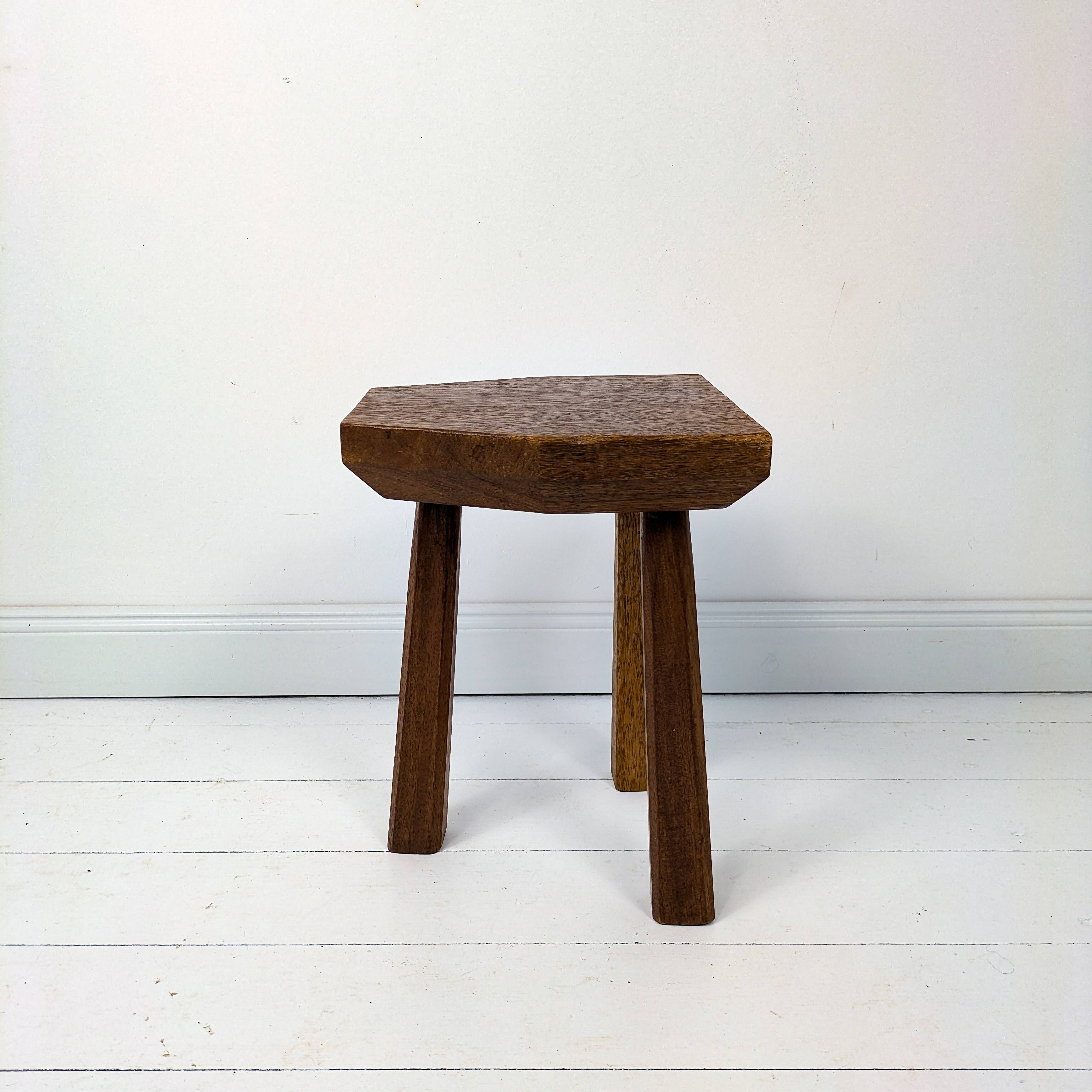 Mid Century Table d'appoint Pouf à fleurs Banque de fleurs Vintage Bois massif Table de chevet Table