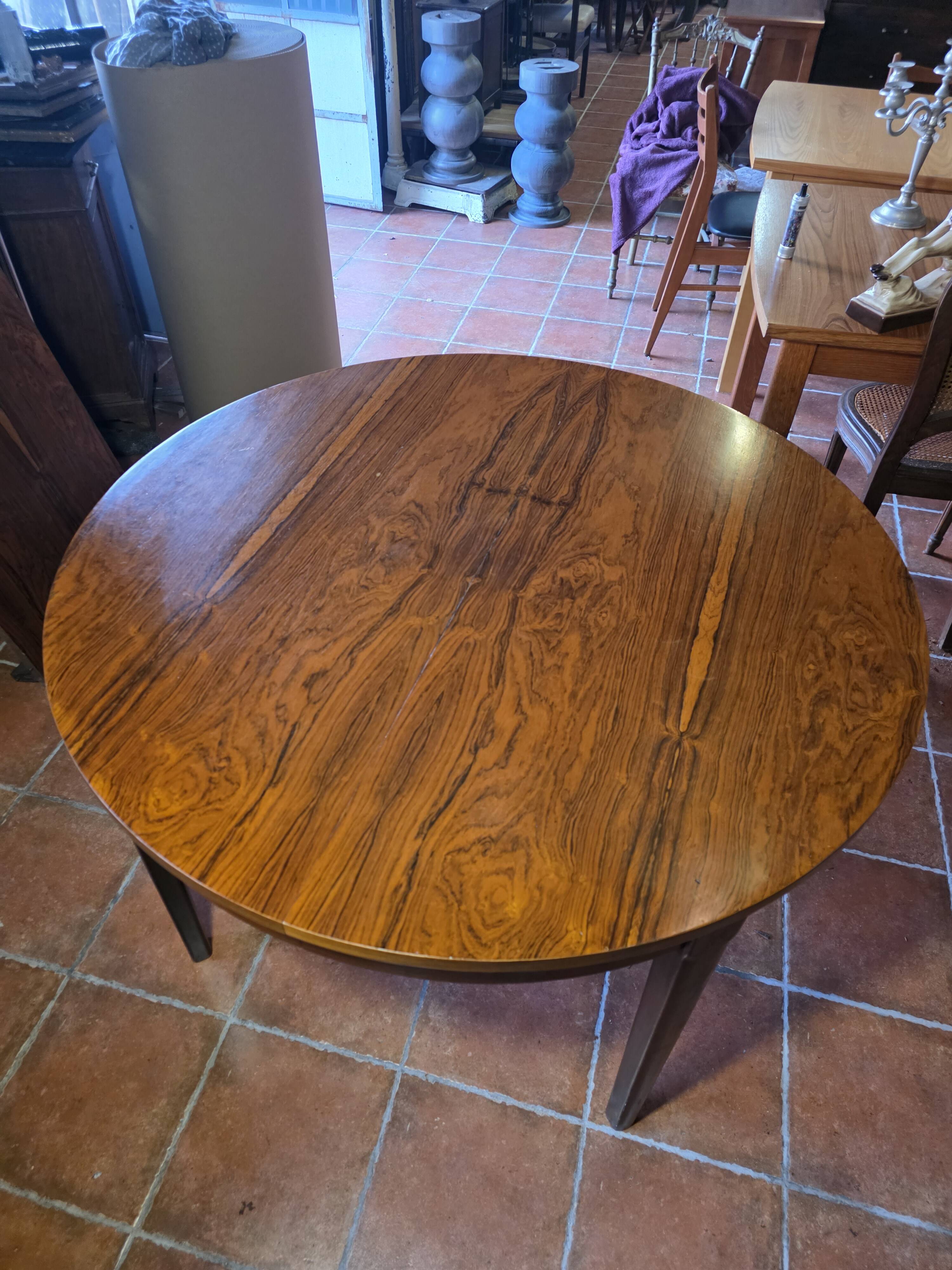Scandinavian extendable table in rosewood from the 1960s, with 2 extensions.