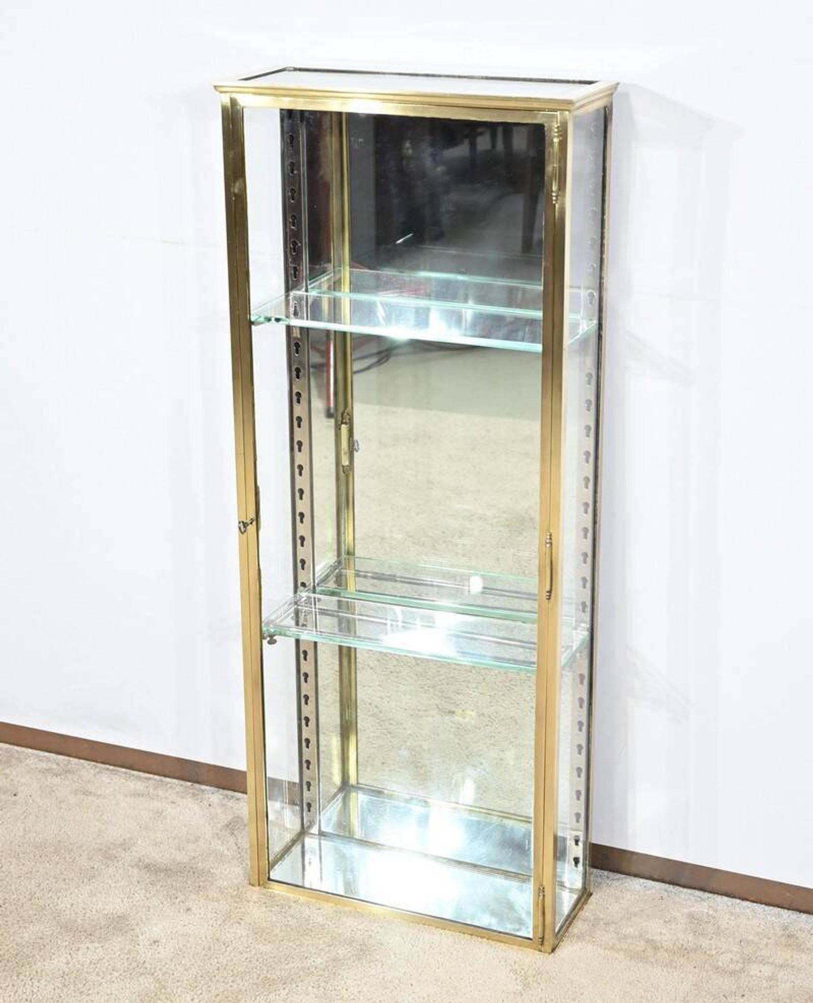Petite Vitrine en Laiton – 1930