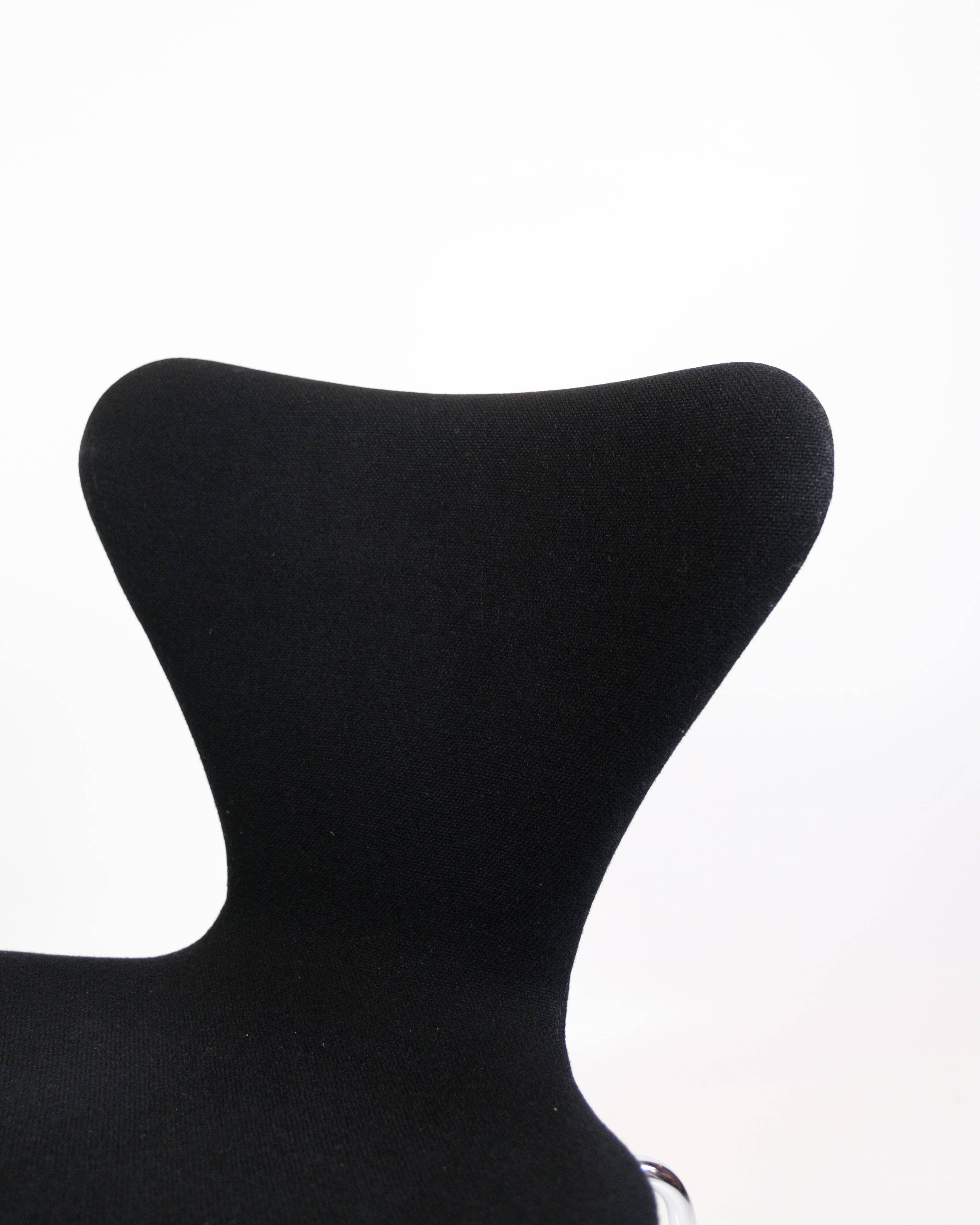 Set Of 4 Seven Chairs Model 3107 Original Upholstered In Black Fabric By Arne Jacobsen