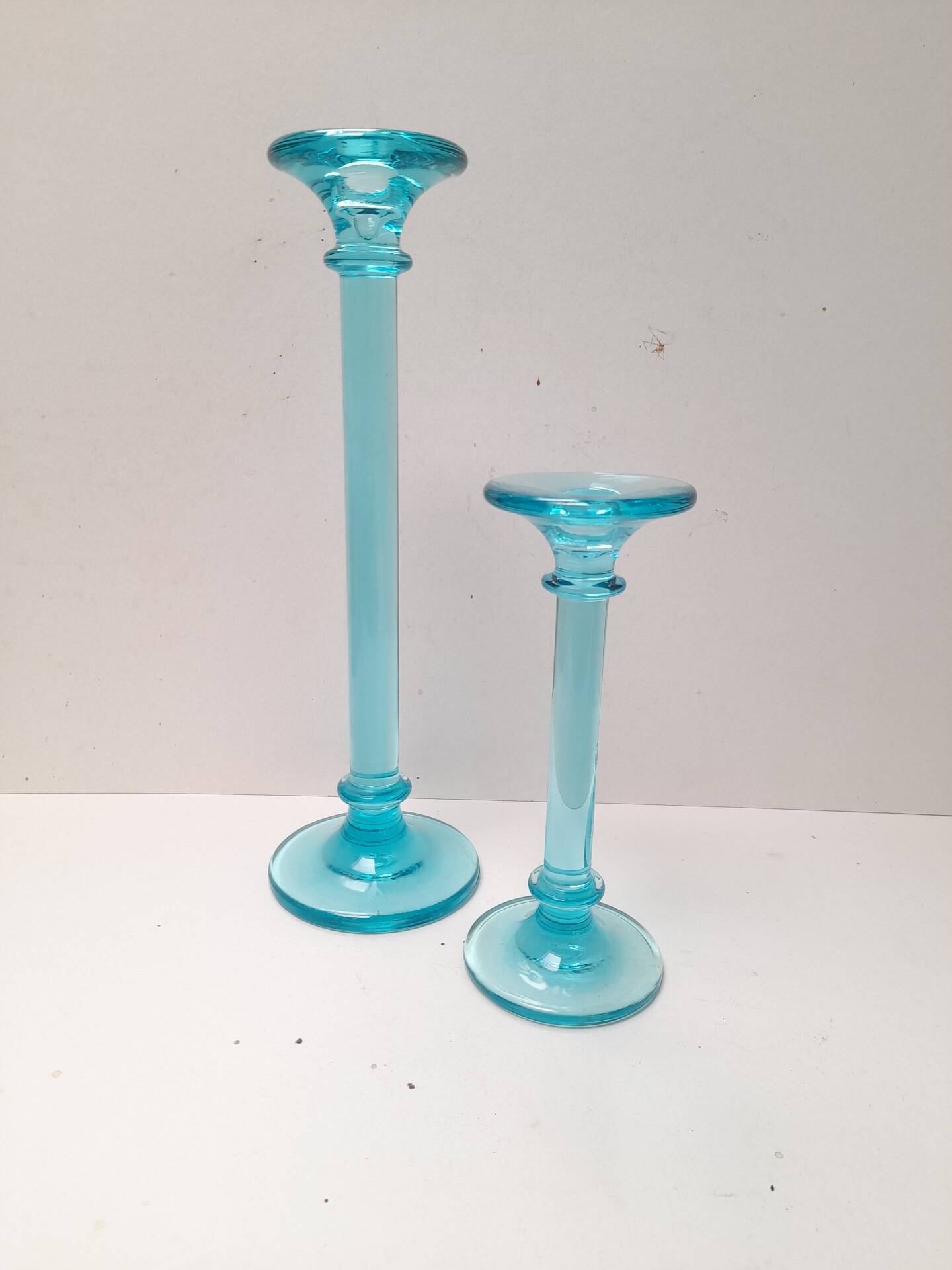 Paire de bougeoirs en verre bleu turquoise