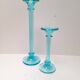 Paire de bougeoirs en verre bleu turquoise