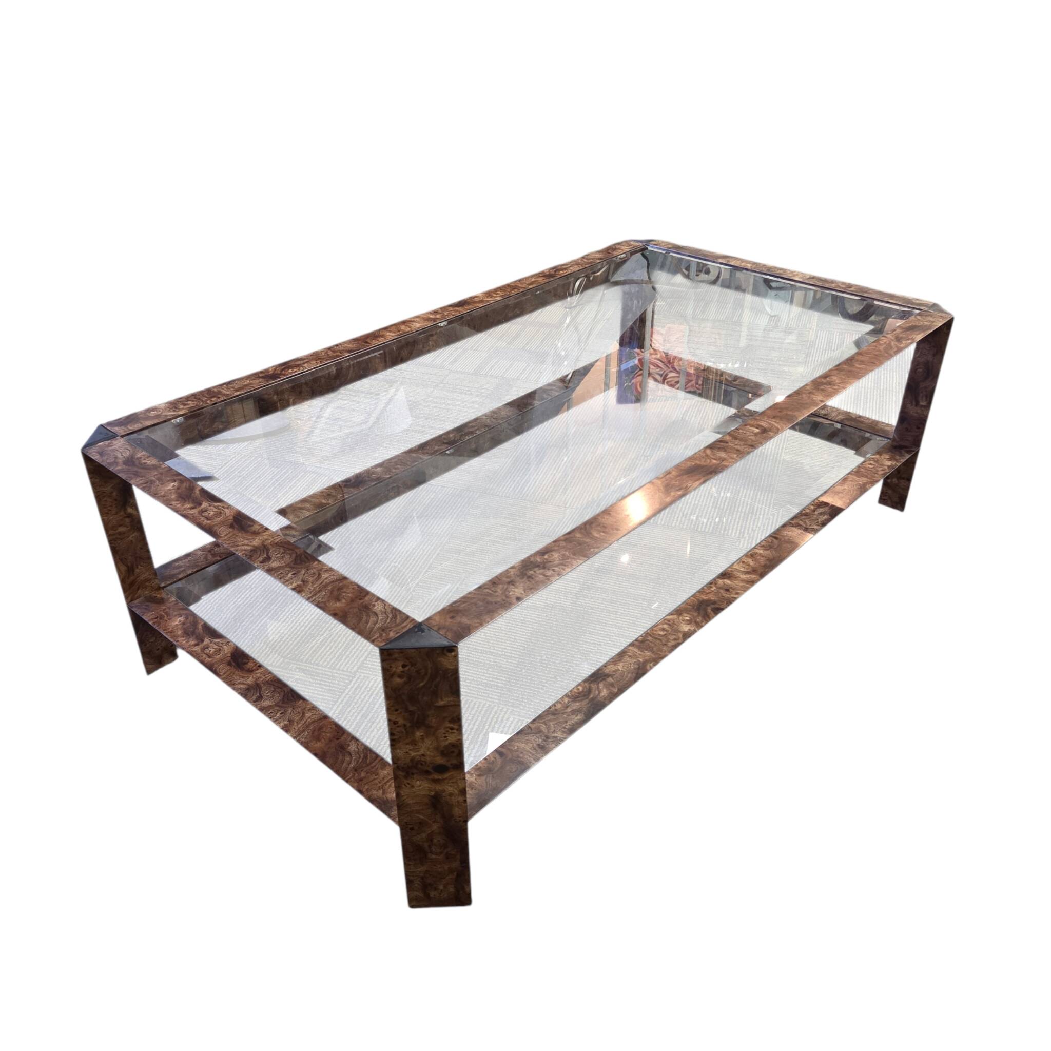 Table basse années 80 en métal gainé imitation loupe de noyer.