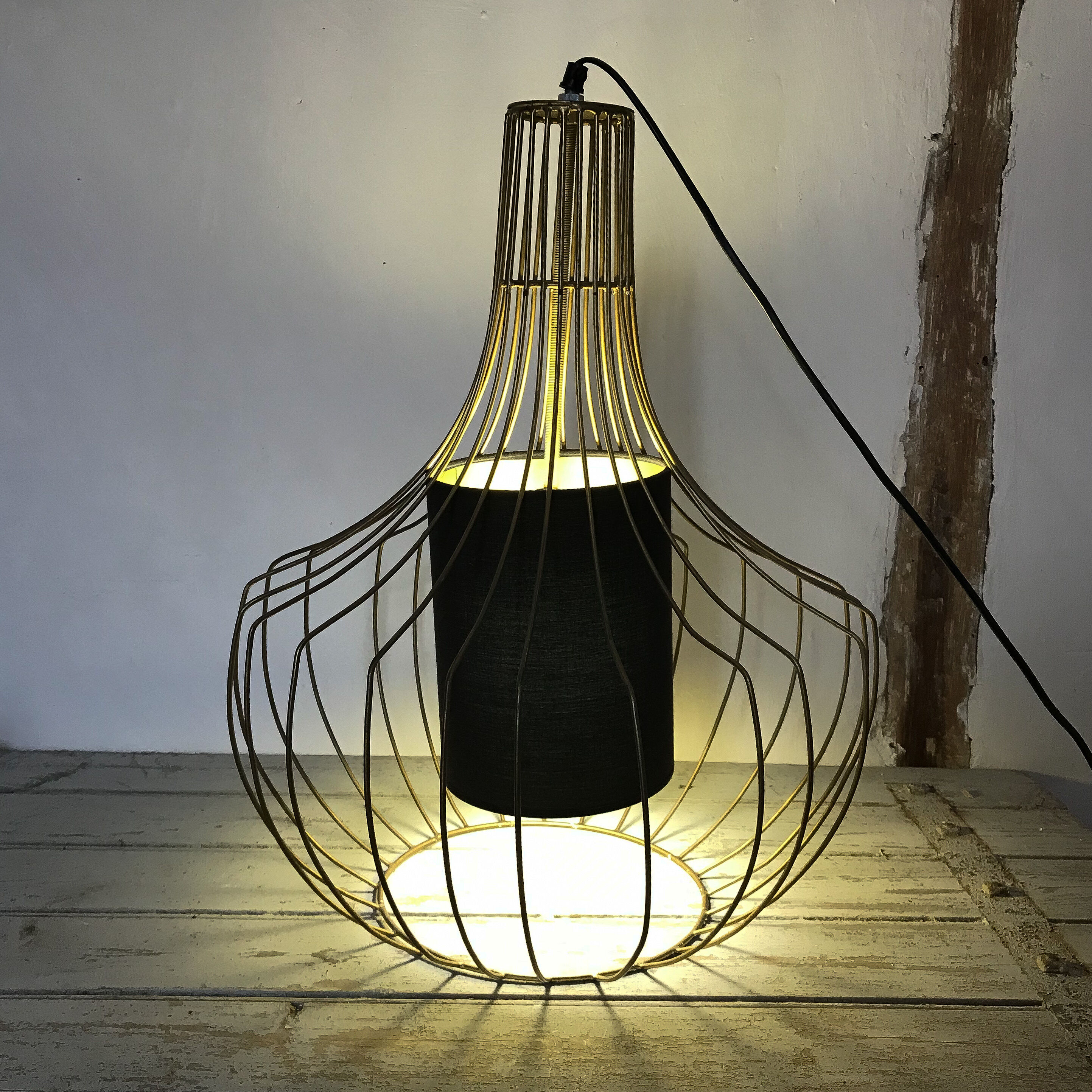 Pear-shaped gold wired suspension