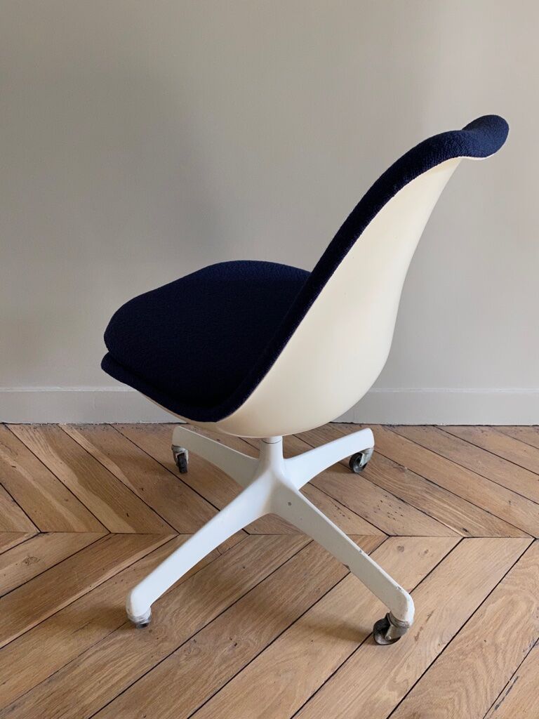 Tulip chair by Eero Saarinen for Knoll International