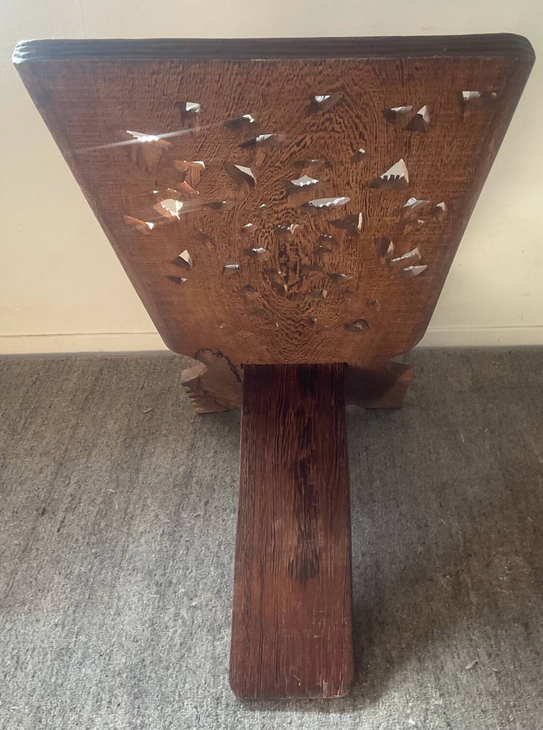Chaise vintage à palabre en bois sculpté