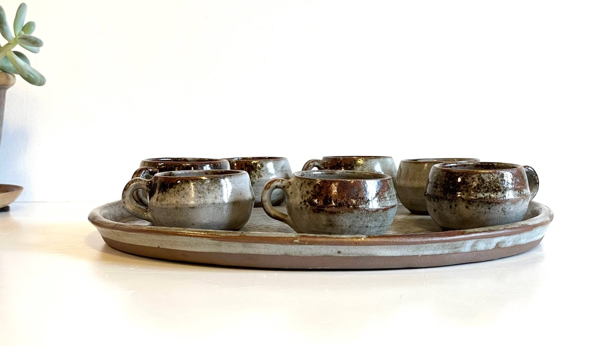 Enamelled stoneware tray and its 7 cups
