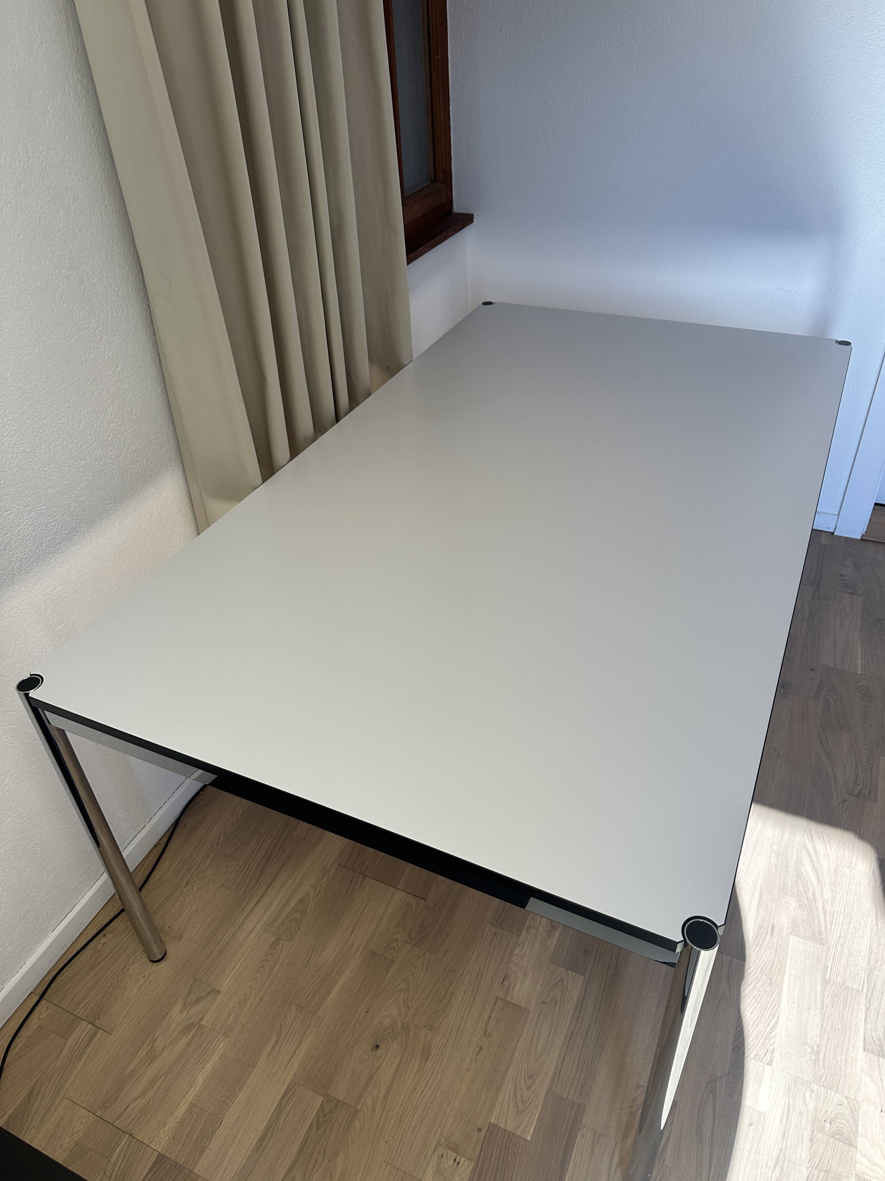 Bureau USM Haller en stratifié gris perle