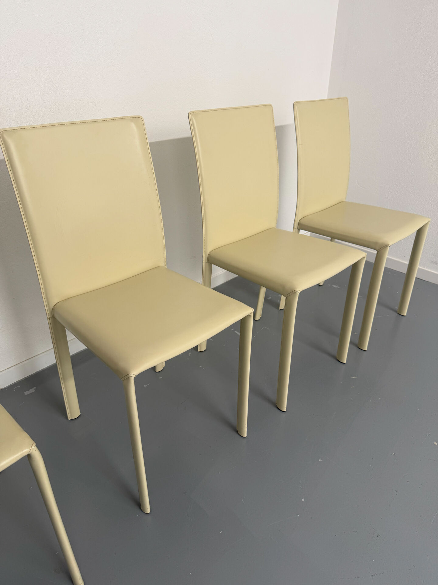 Set of 4 cream leather chairs contemporary design Colico Dress Up
