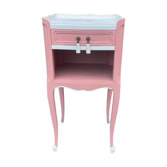 Chevet en bois peint en rose