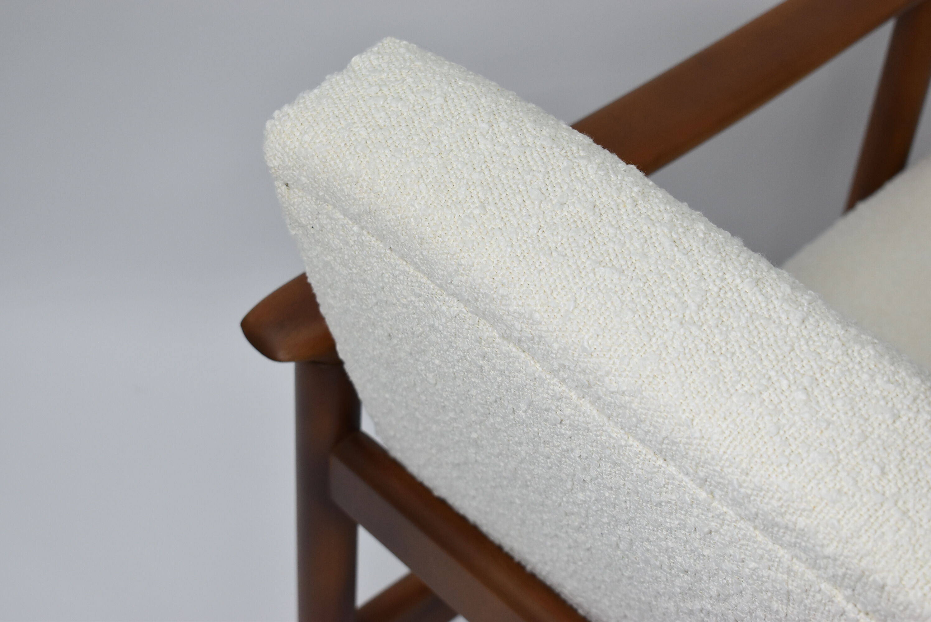 Fauteuil vintage original restauré poil de bras, designer E. Homma, années 1960, blanc bouclé