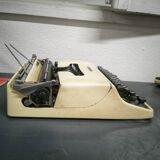 Olivetti Typewriter - Pluma 22