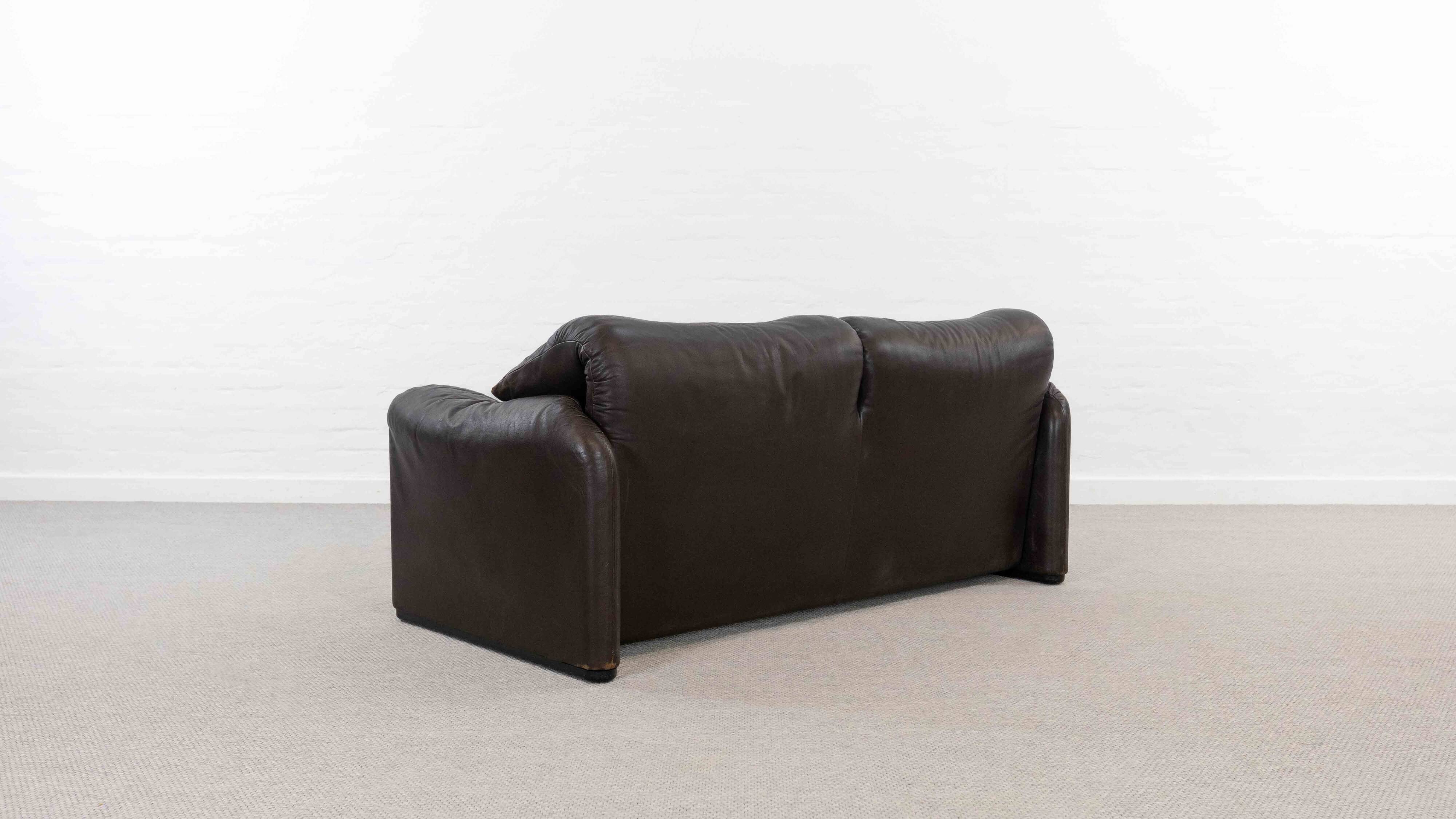 Brown leather 2-seater sofa Cassina Maralunga by Vico Magistretti